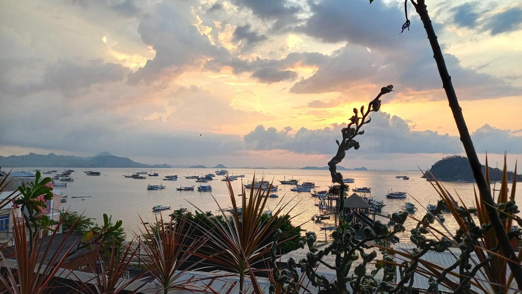Dc Hotel & Hostel Labuan Bajo Exterior photo